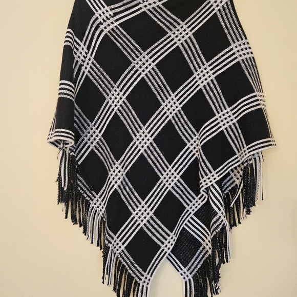 White Mark Dakota Poncho - Picture 3 of 4